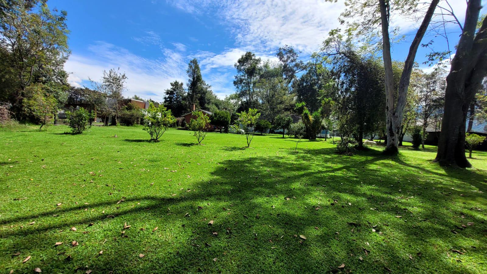 Amplia Quinta en Venta de 2 hectáreas, con seguridad y áreas comunales, sector la Armenia, Quito