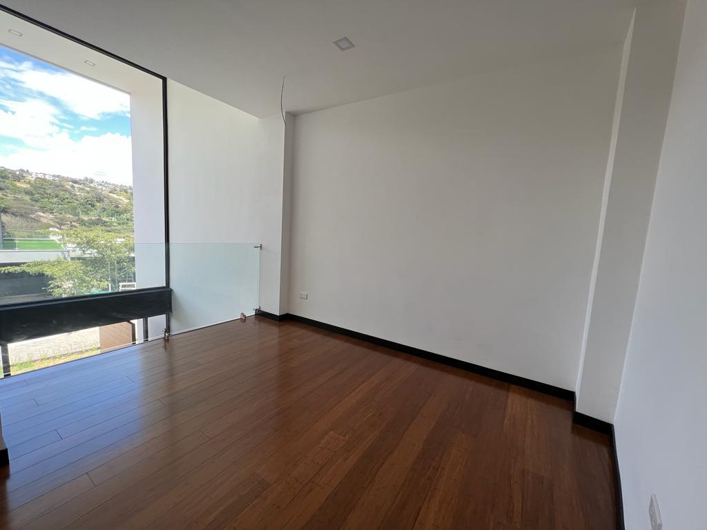 EN ALTA VISTA DE NAYON,  EN VENTA  HERMOSA  CASA  DE 03 D, 172 M2  A ESTRENAR