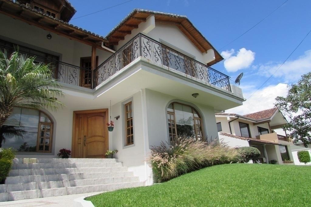 Casa en venta 351m2 en Cumbayá Urbanización Santa Lucía