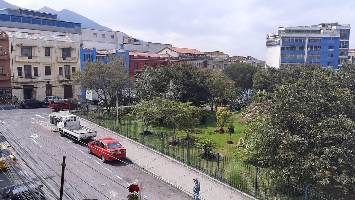 En venta Casa Rentera  Al frente del Banco Central del Ecuador