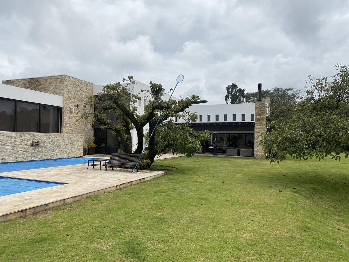 Espectacular casa de venta con jardín grande ubicada en Urbanización Exclusiva, Hilacril. Piscina