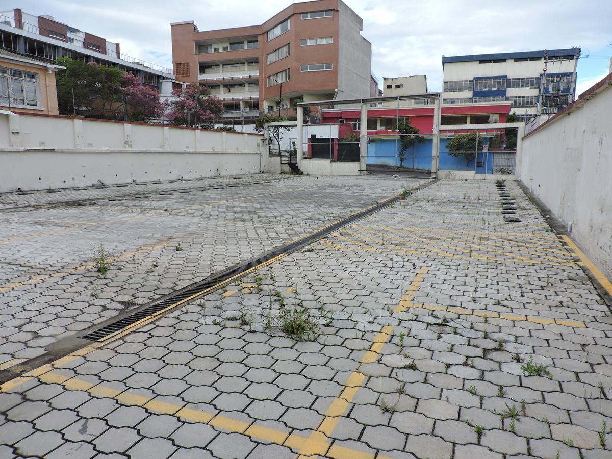 Amplio terreno COMERCIAL, ideal para edificio cercano a la Av. 6 De Diciembre