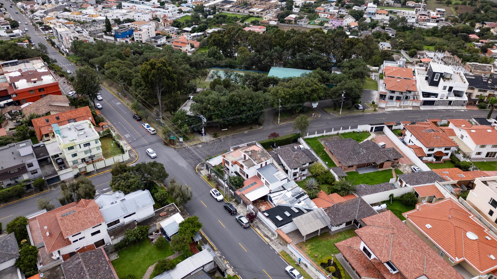 Cumbayá , Sector La Primavera Terreno en Venta, 547m2, Frente Total de 53.03m2.