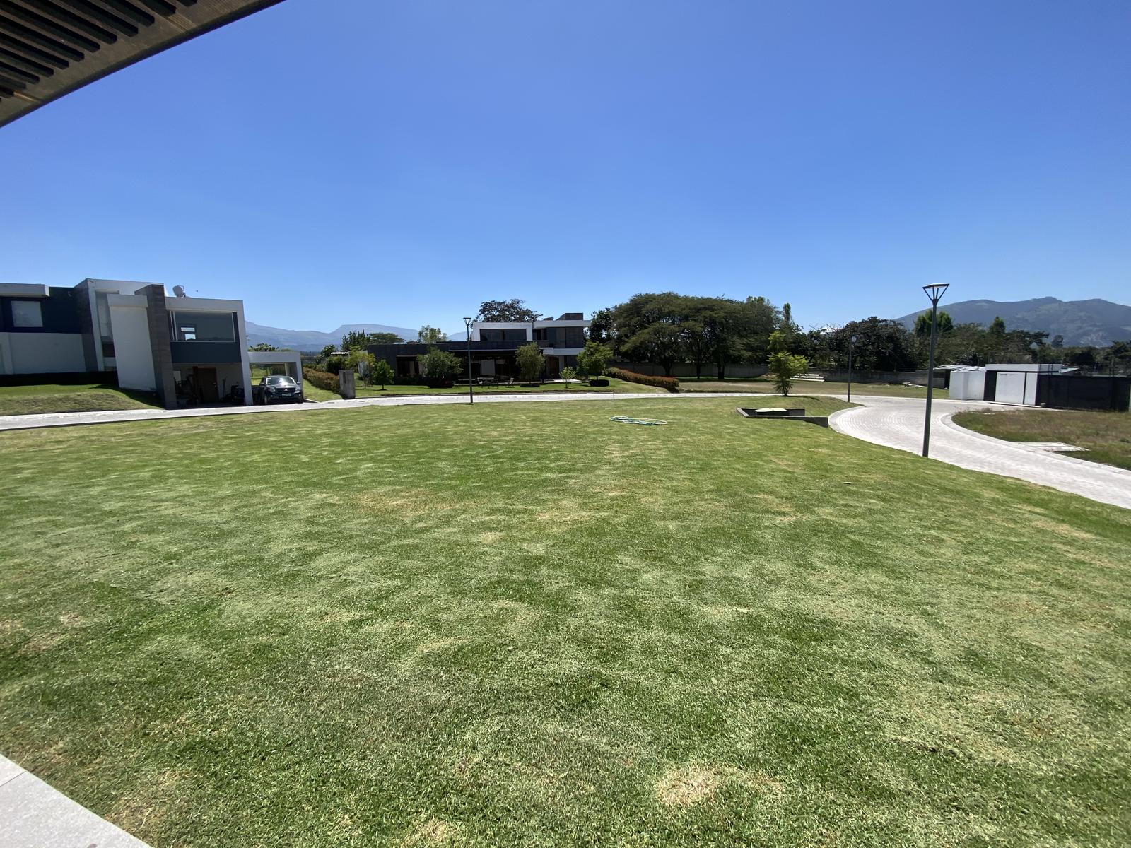 Casa de venta ubicada en Tumbaco, Sector Hilacril.  Moderna, buenos acabados