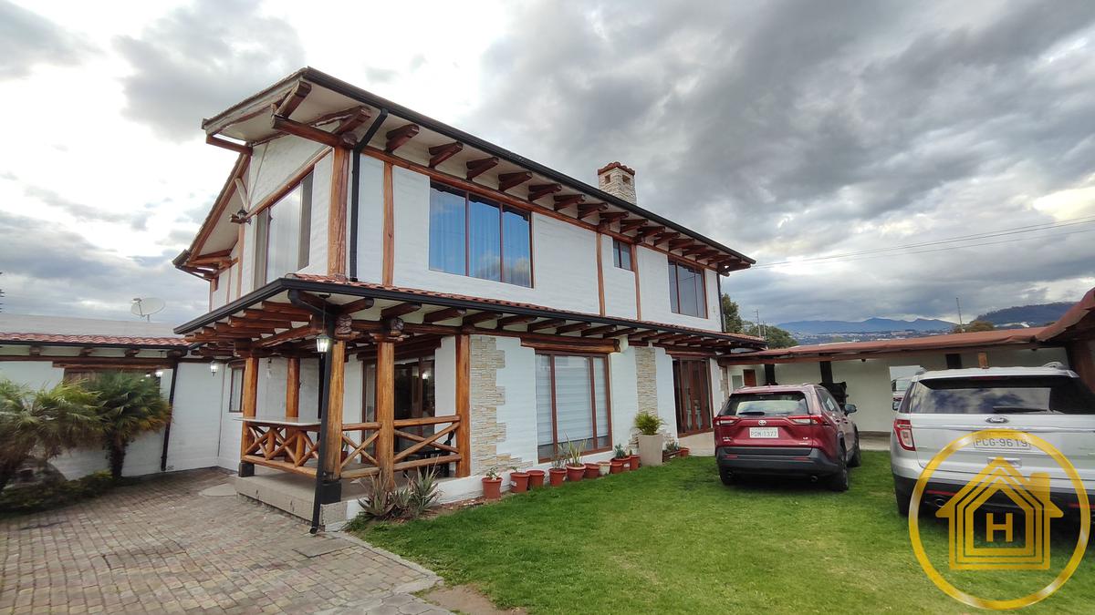 Casa Independiente 4 habitaciones una en planta baja, amplio patio, bbq, jacuzzi, Valle Los Chillos