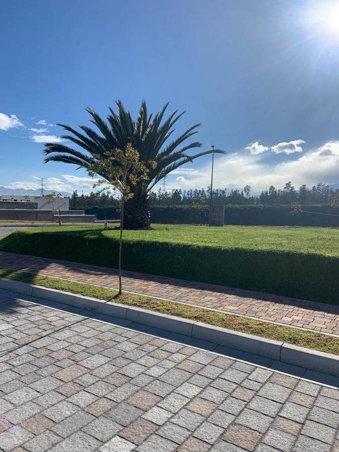 De venta hermoso lote ubicado dentro de urbanización privada  Tumbaco PR