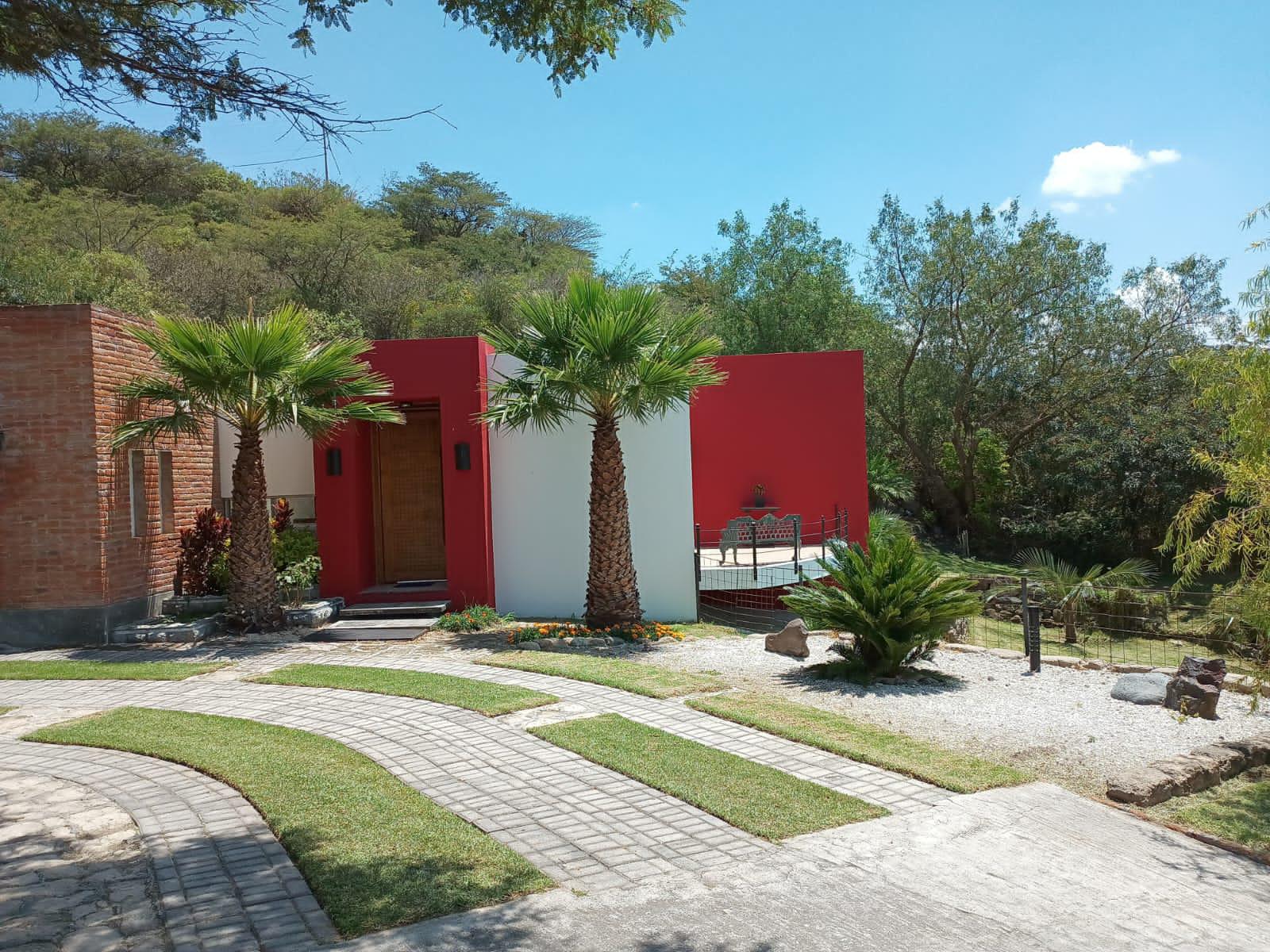 VENTA CASA AMOBLADA - 1 SOLA PLANTA - 3 DORMITORIOS - CON AMPLIO TERRENO EN URBANIZACION