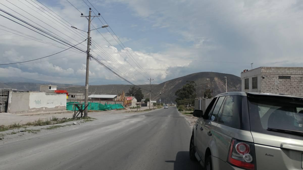 OPORTUNIDAD VENDO 2763 M2 PLANOS - MITAD DEL MUNDO CON FRENTE A CALLE PRINCIPAL