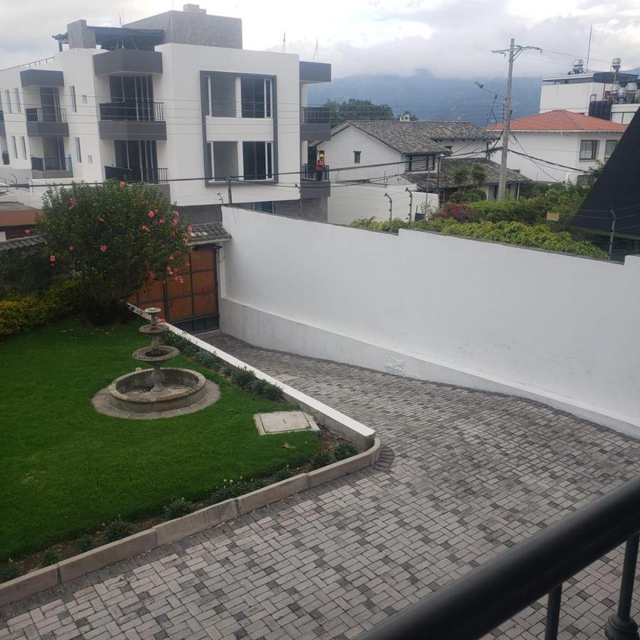 VENDO LINDA CASA  EN SECTOR COMERCIAL CON AMPLIO TERRENO EN CUMBAYÁ