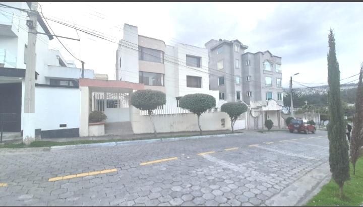 Oportunidad de Venta Depto  2 Dormitorios con bodega y jardín en Urbanización segura norte de Quito