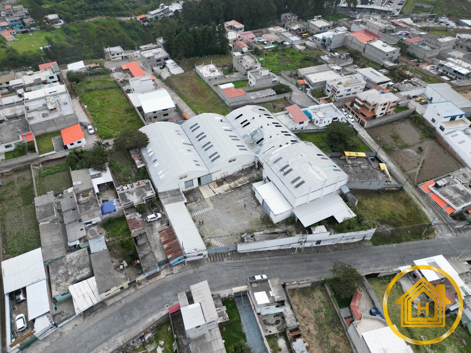 Terreno RUM 3 de 3.120m con 4 galpones y área para oficinas en venta, San Isidro del Inca, Quito
