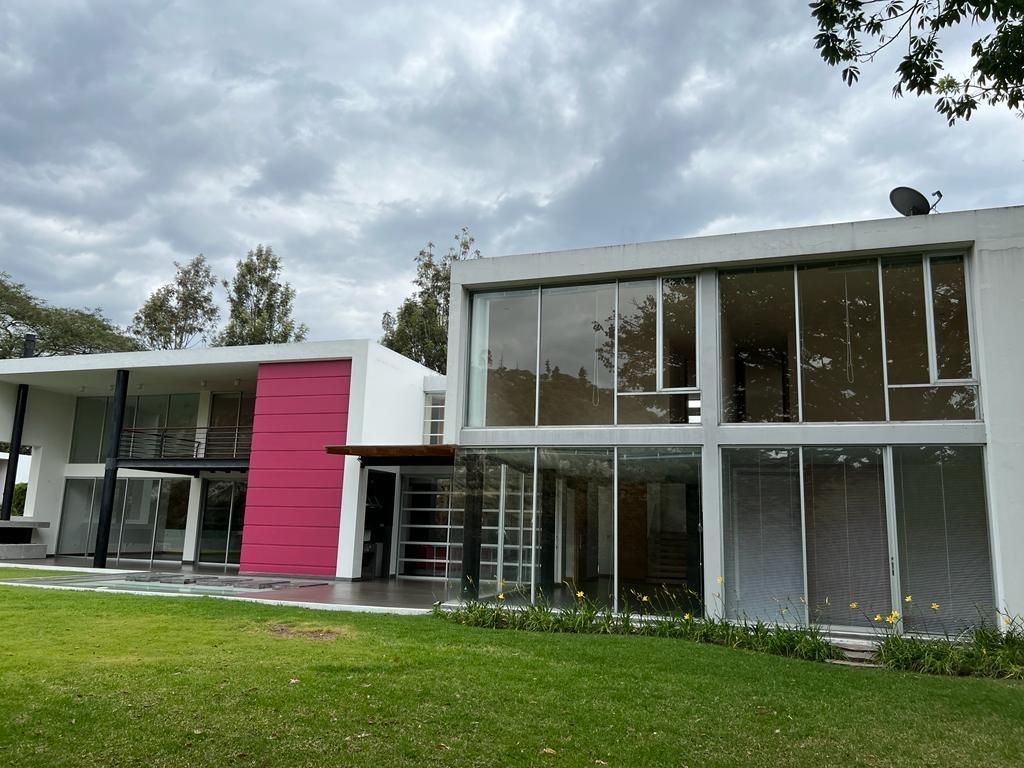 Hermosa Casa de arriendo estilo moderno en Urbanización Pillagua con piscina y vista fenomenal