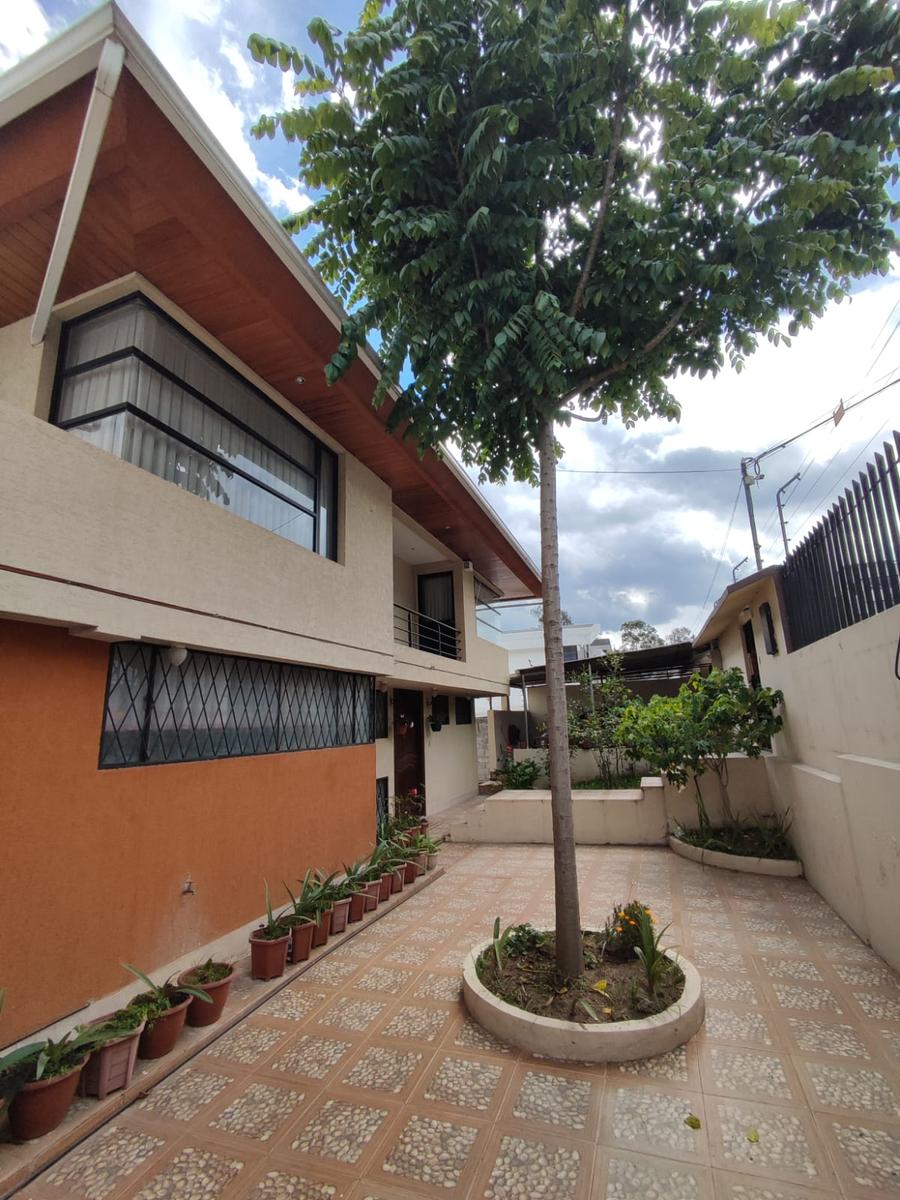 En Ponceano vendo casa independiente, ideal para empresa o familia grande