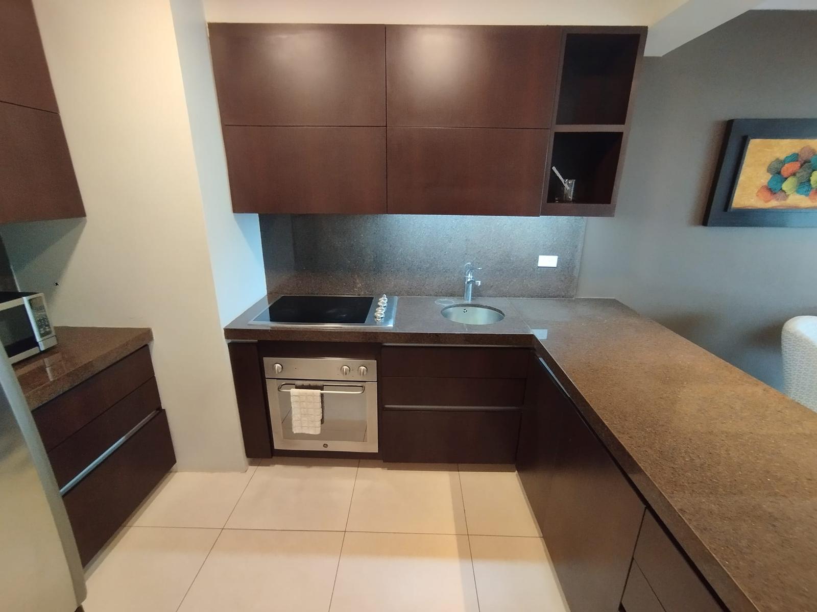 Venta de departamento completamente amoblado en torres Hilton Colón