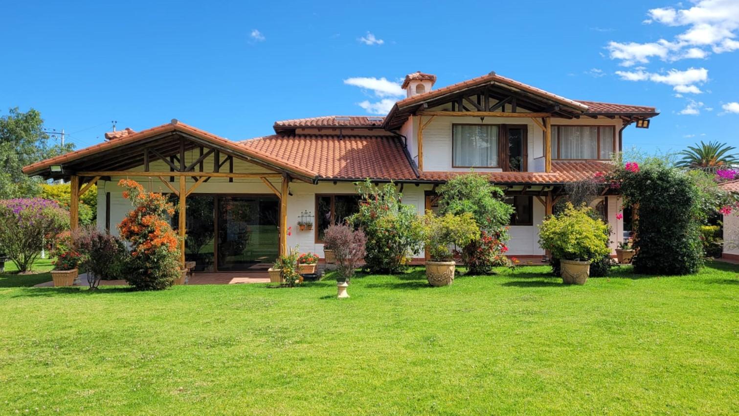 Venta hermosa casa en amplio terreno, Puembo