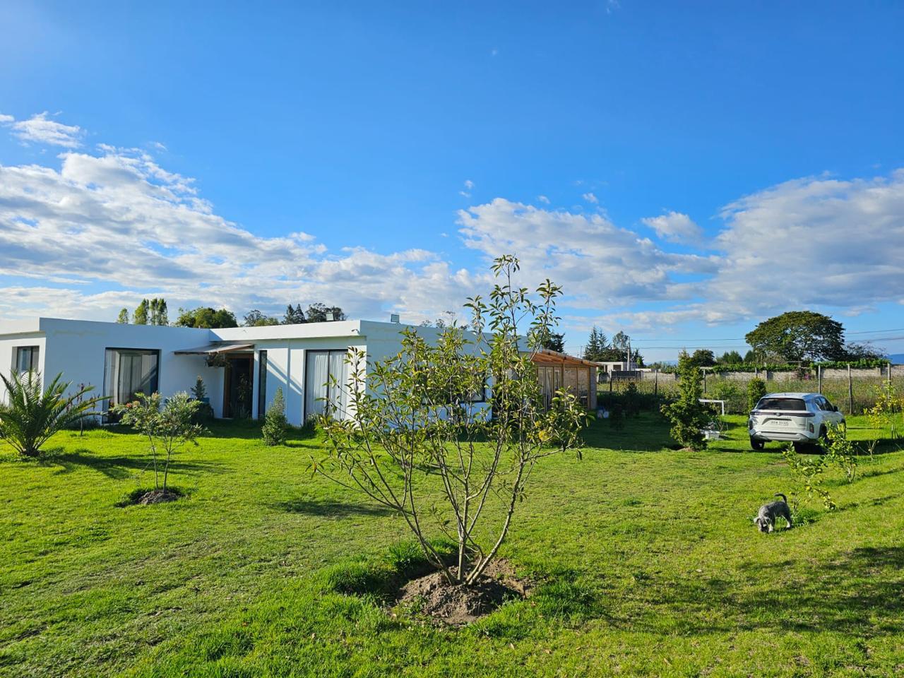 RENTO QUINTA CHECA CON CASA ESTILO  MINIMALISTICO YARUQUI TABABELA