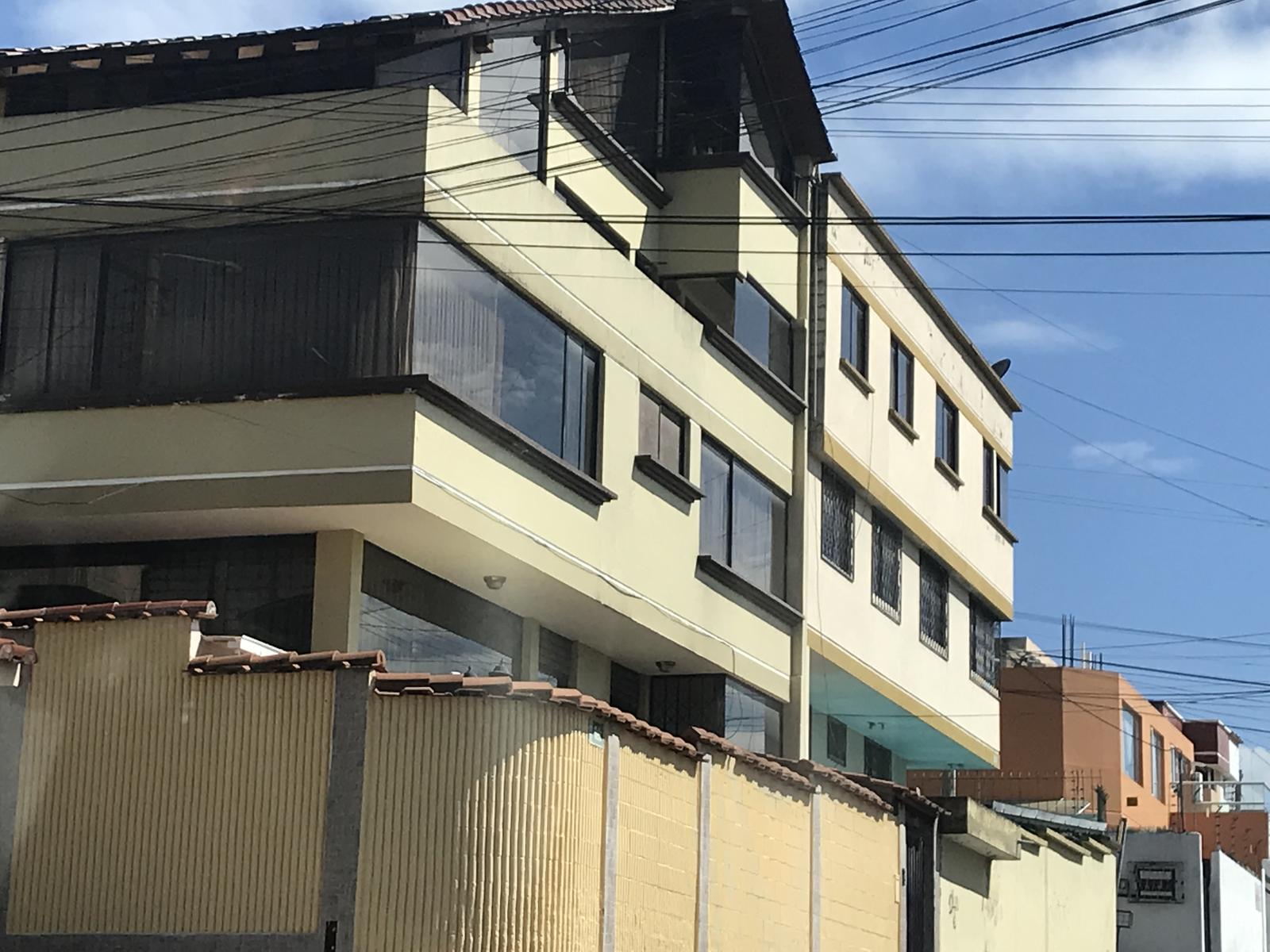 Casa independiente  Venta San Carlos 4 dormitorios tres pisos