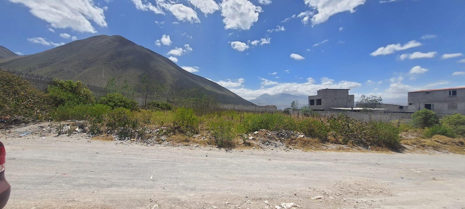 Terreno en  renta/ Mitad del Mundo