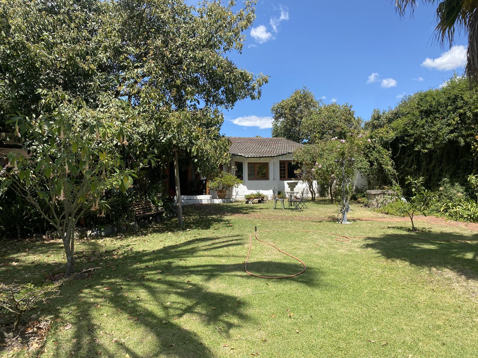 Casa de venta o arriendo ubicada dentro de pasaje cerrado en Tumbaco, una sola planta