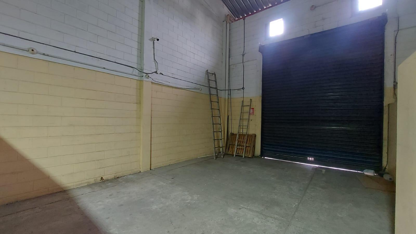 Se alquila local comercial y bodega en Parque California