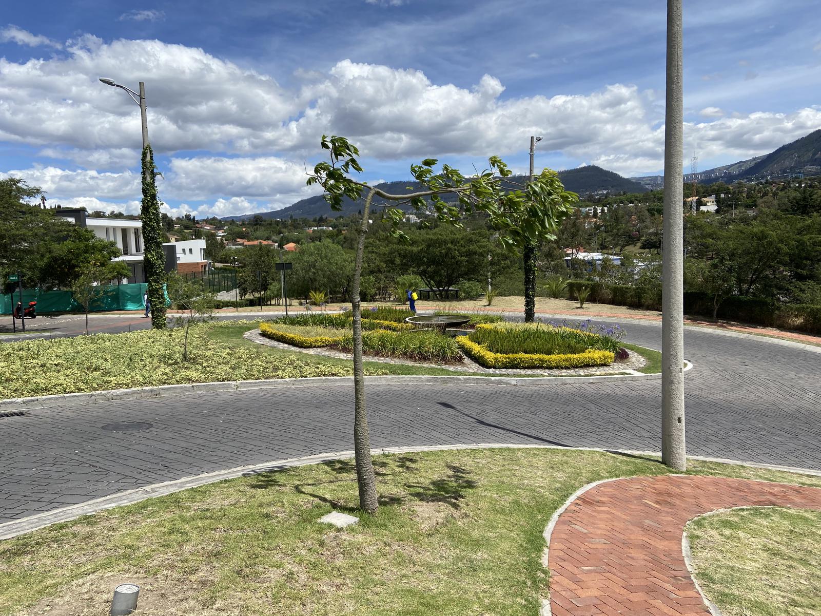 Terrenos de 1370 m2 en venta urbanización La Quinta, Cumbayá