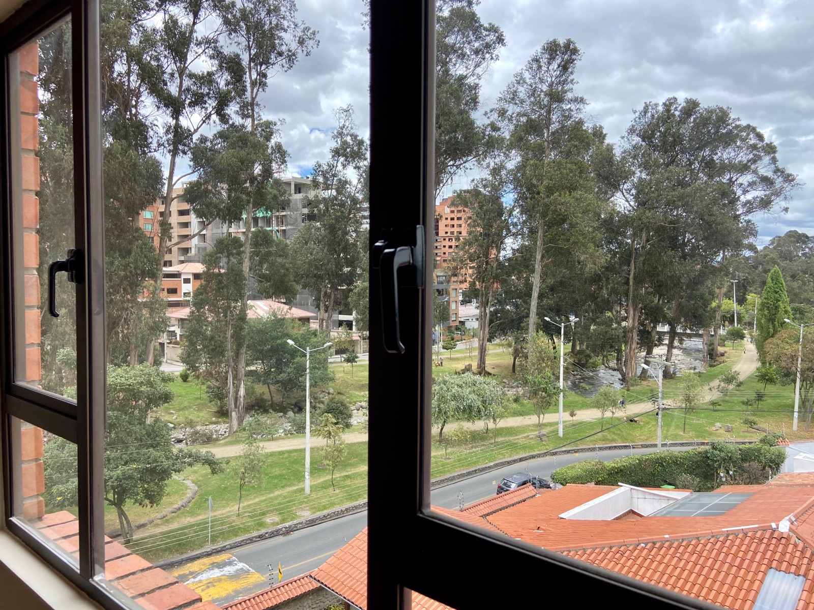 Departamento en venta. Puertas del Sol, Cuenca. Con vista al Río