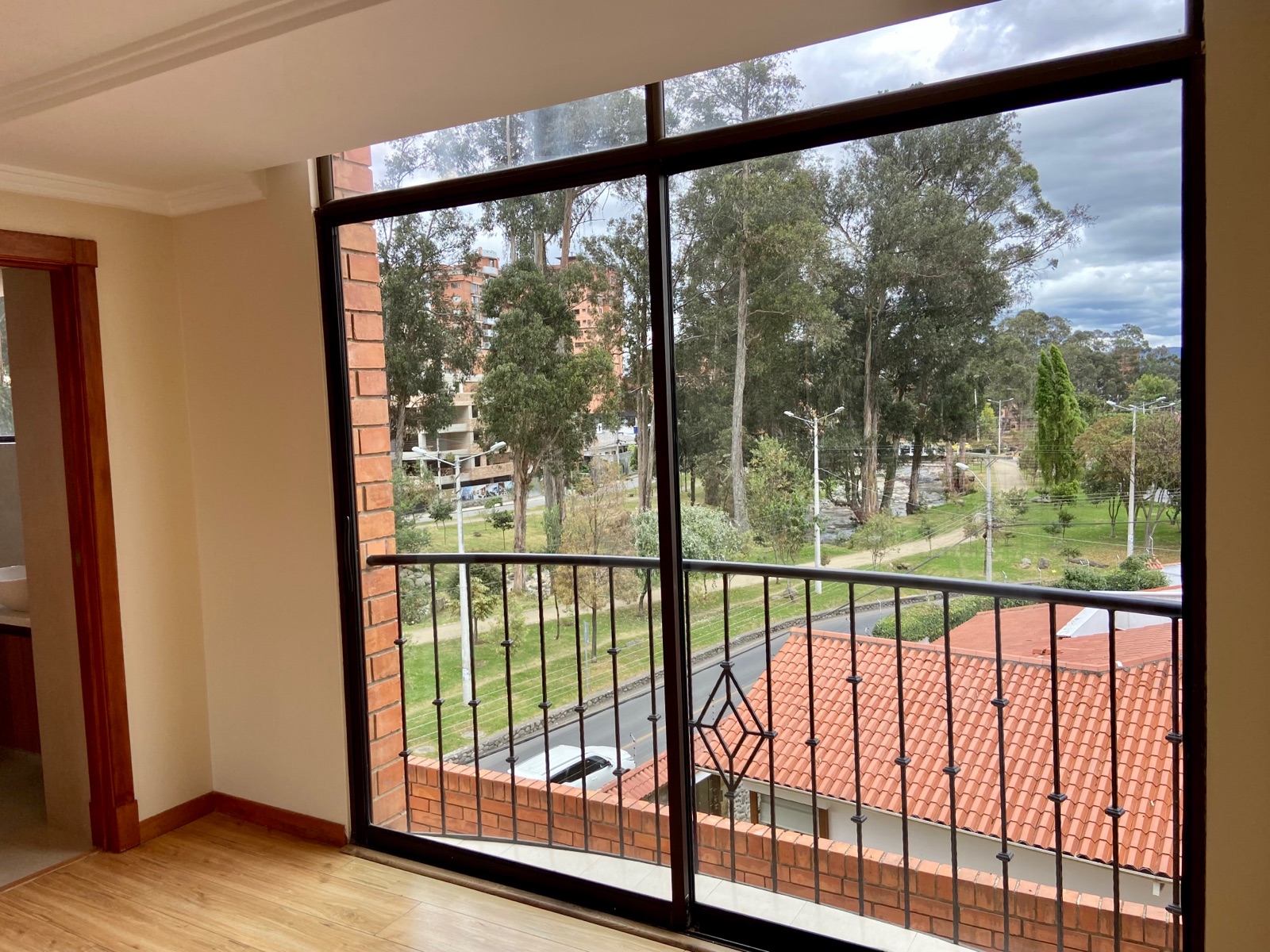 Departamento en venta. Puertas del Sol, Cuenca. Vista al río