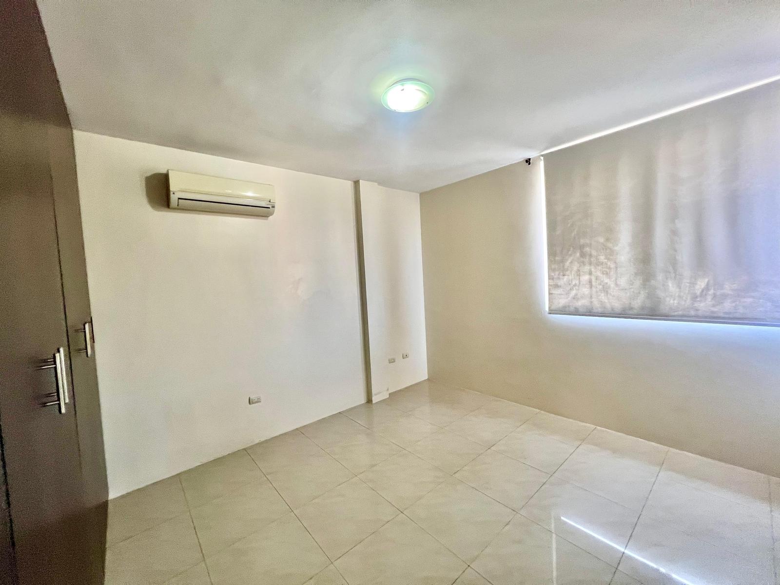 Casa en Venta de OPORTUNIDAD con excelente distribución de espacios, Urb. Arcadia Vía a la Costa