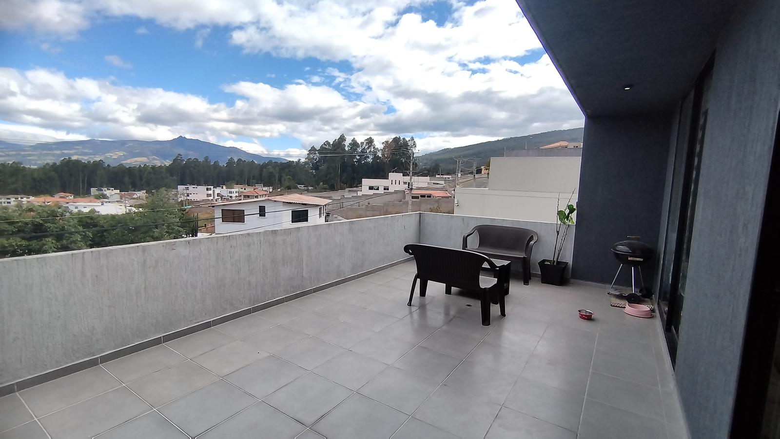 Casa en Venta de 3 dormitorios, con 2 terrazas más balcón en Conocoto, Valle de los Chillos