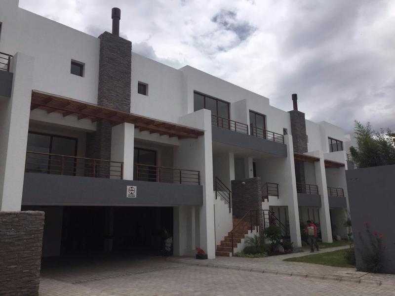 Oportunidad!!! Venta de hermosa y moderna casa en San Juan de Cumbaya