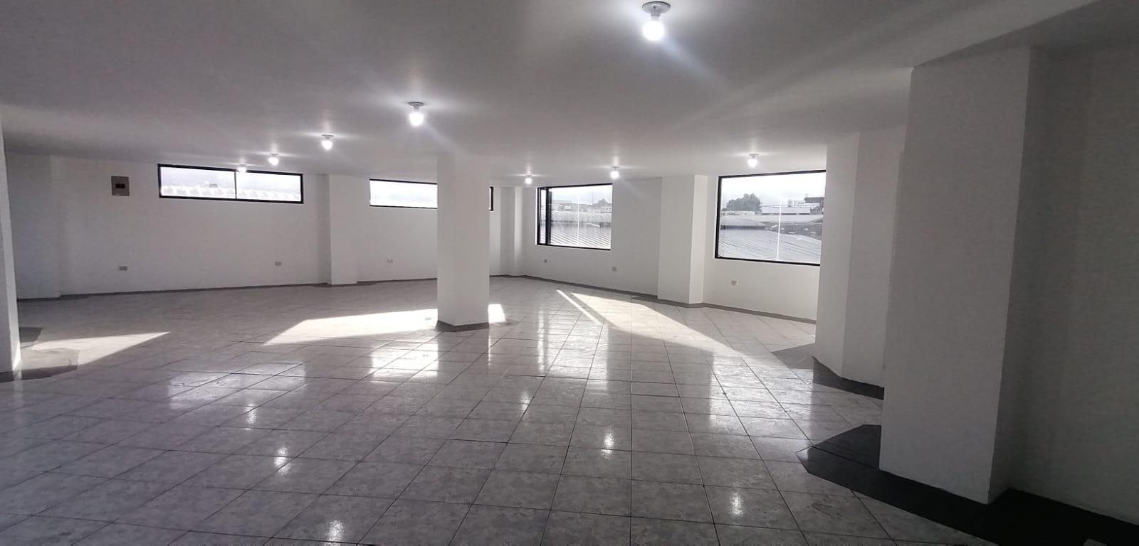 Santa Lucia, Local en renta, 180 m2, 3 ambientes, 3 baños, 1 parqueadero