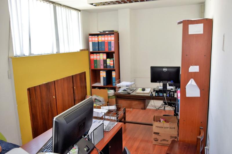 QUITO, VENTA EDIFICIO CON OFICINAS, 7 PISOS, REMODELADO