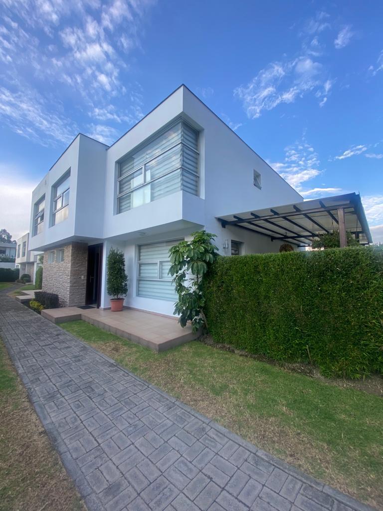 Linda casa de venta en San Juan de Cumbayá Pr