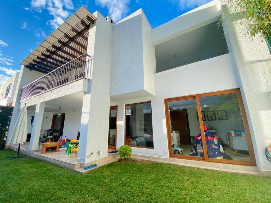 Casa en venta en urbanización Parque Algarrobos, Nayón