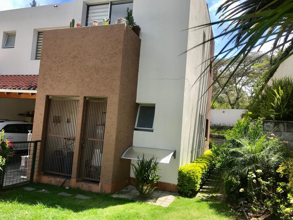 TUMBACO, SECTOR LA VIÑA,  EN VENTA  CASA 3D  293 M2 DOS PLANTAS CON JARDIN