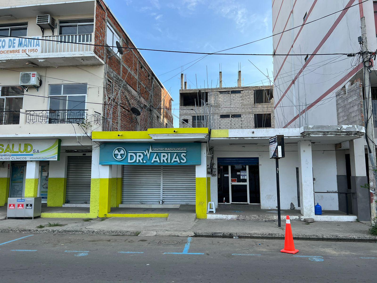 CENTRO DE MANTA,  AV. 3 ENTRE CALLE 13 Y 14, EN VENTA CASA COMERCIAL  CON TERRENO DE 243 M2   (MV)