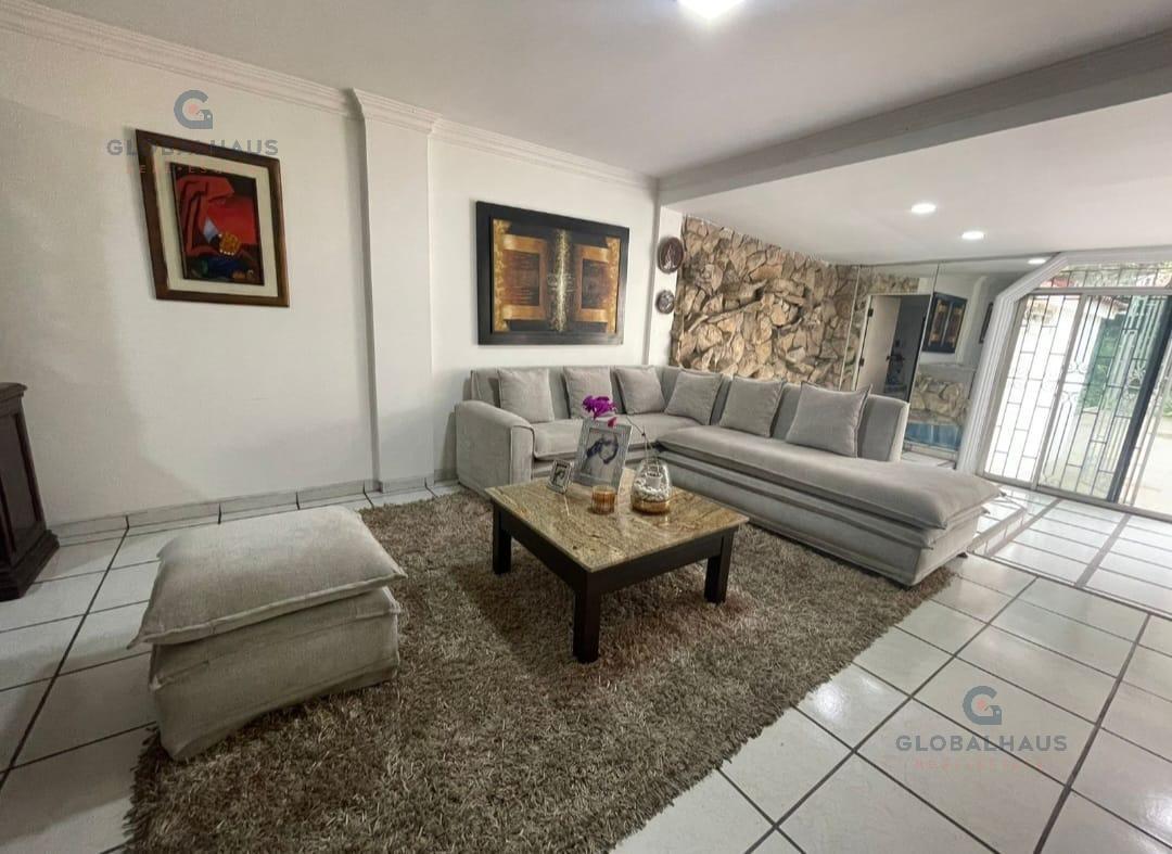 Venta de Departamento en Urdesa con 3 Habitaciones, Patio A.m.