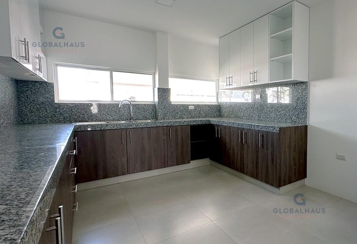 Venta de Casa en Urb. La Costa Samborondón,Parqueo, 3 Habitaciones G.P