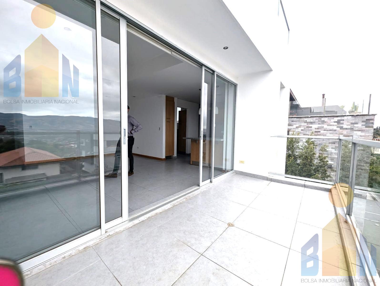 700 Alquiler 140mil Venta, Dpto. en Urb. Privada. San Isidro Vista Grande