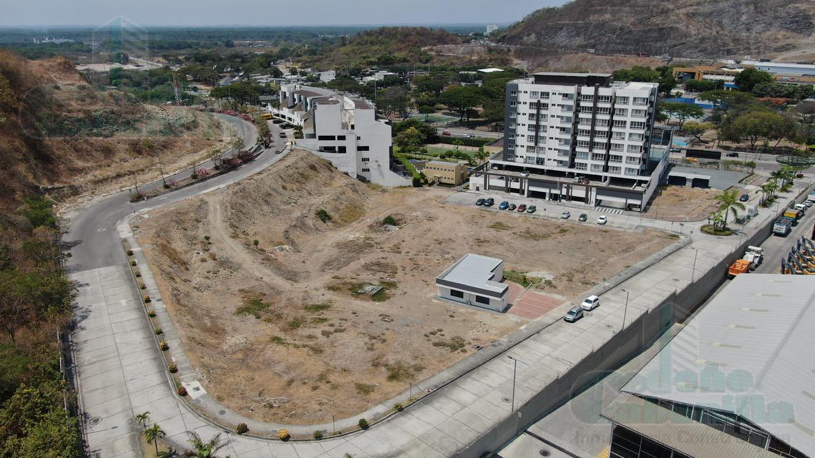 TERRENO MULTIFAMILIAR ESQUINERO  EN VENTA AV EL BOMBERO  39 UNIDADES HABITACIONALES