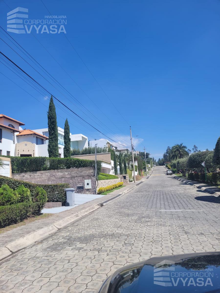 NAYÓN - TERRENO DE 1.360 M2 EN VENTA DENTRO DE URBANIZACIÓN