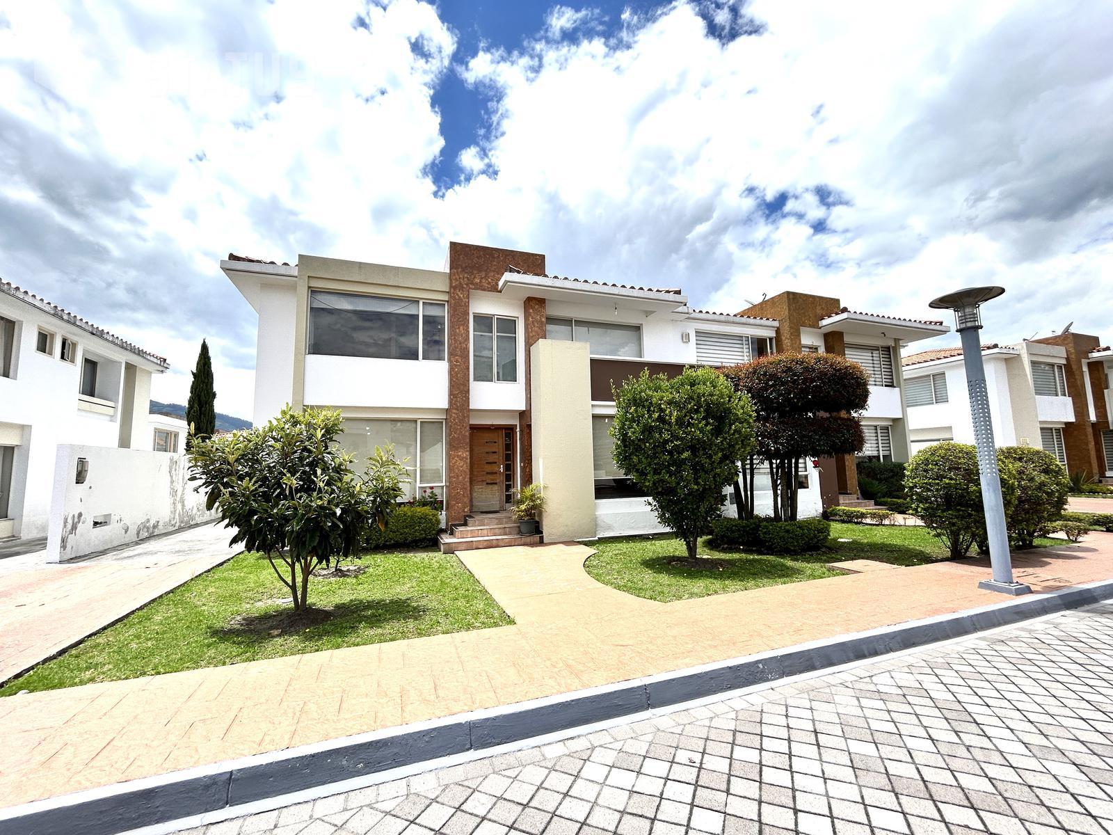 Vendo casa en conjunto sector La Armenia II - Los Chillos, 5 Dorm., 3 garajes, 234m, $175.000
