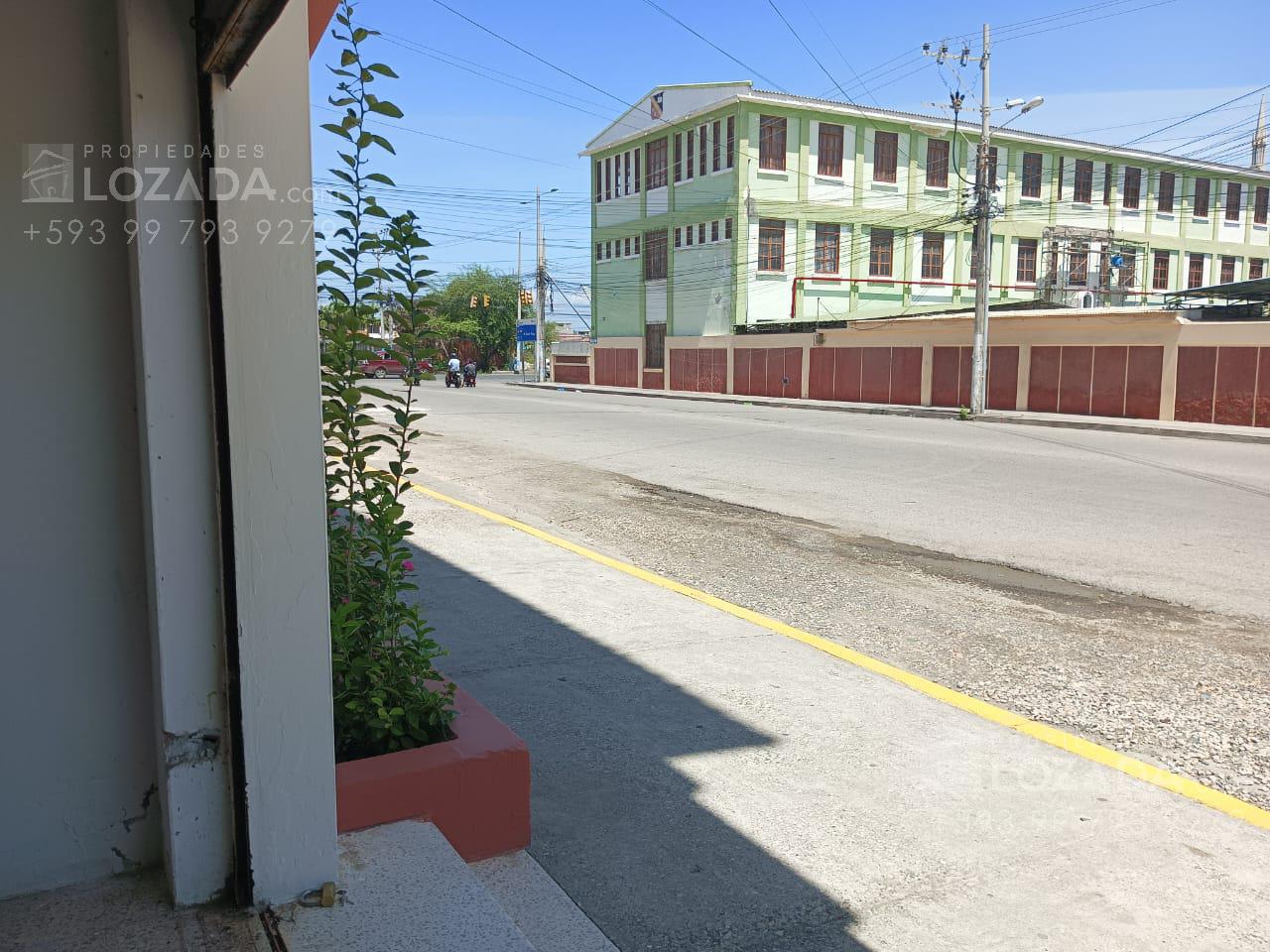 Alquilo Oficina Comercial frente al Colegio Rubira en Salinas-Santa Elena