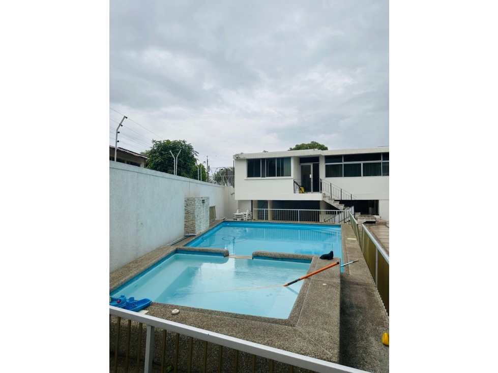 BARRIO CENTENARIO CASA ESQUINERA CON PISCINA