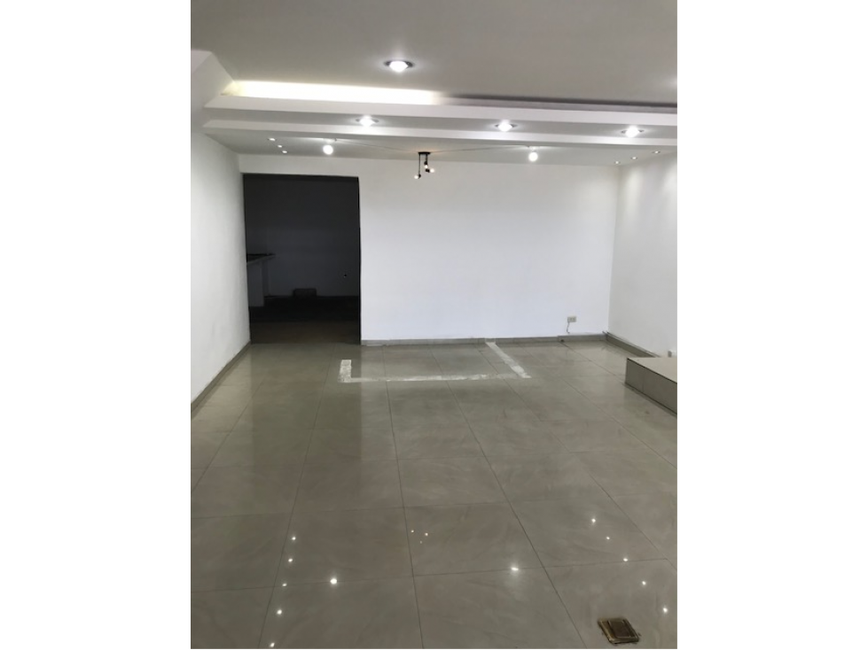 ARRIENDO LOCAL AVE 6 DE DICIEMBRE Y AVE ORELLANA