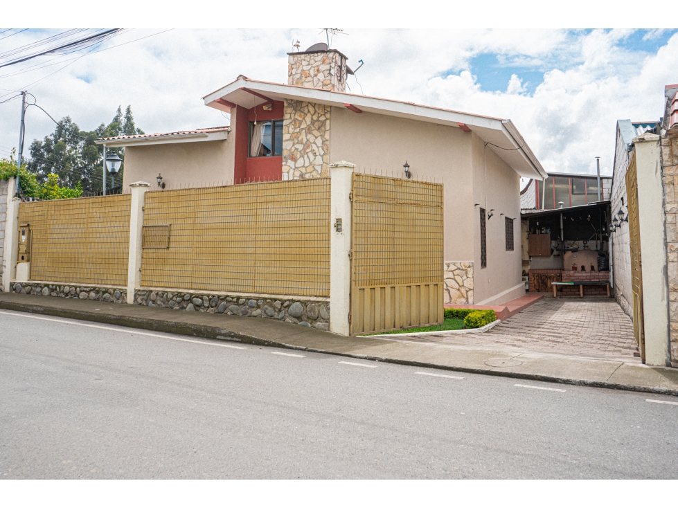 Casa en Venta, Sector Cuartel Cayambe, Ricaurte, Cuenca