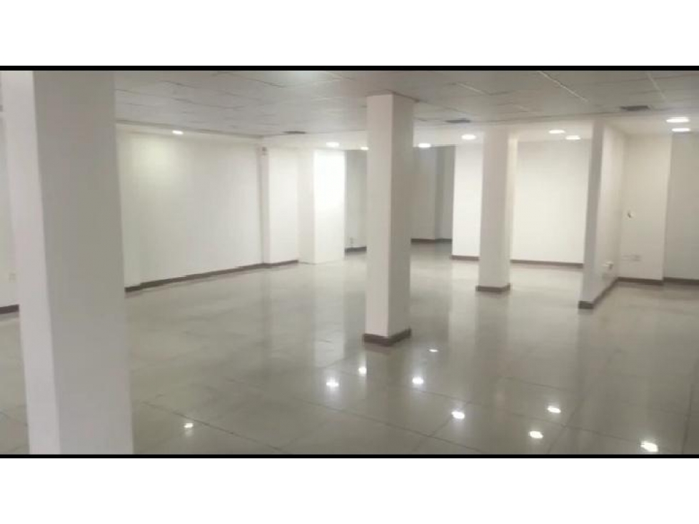 Carapungo, Local comercial, 255 m2, 2 ambientes, 2 baños, 4 oficinas