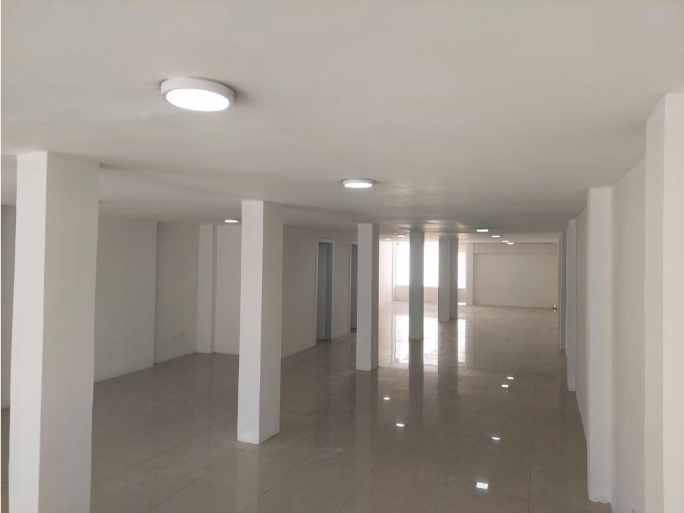 Gaspar de Villarroel, Local en renta, 150 m2, 3 ambientes, 2 baños, 2 parqueaderos