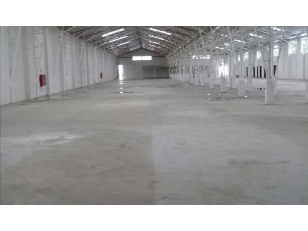 Pifo, Bodega en renta, 260 m2, oficina de 60 m2, 2 baños, parqueaderos