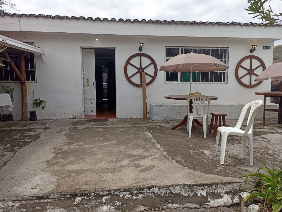 Mitad del Mundo, Casa en renta, 200 m2, 6 habitaciones, 6 baños, 10 parqueaderos